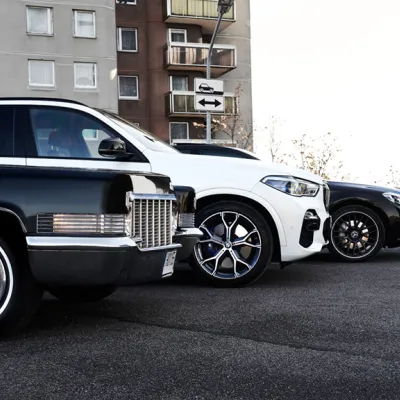 Trys grožybės: BMW X5M, Mercedes-Benz S-Class, Cadillac Deville 1970