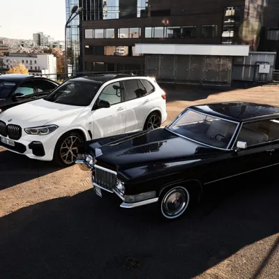 Trys grožybės: BMW X5M, Mercedes-Benz S-Class, Cadillac Deville 1970