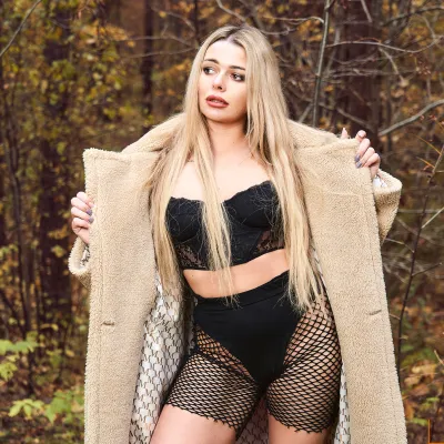 Erotinė fotosesija lauke