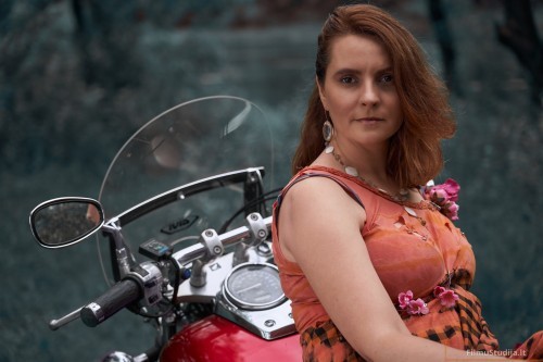 Mergina ir motociklas, fotosesija