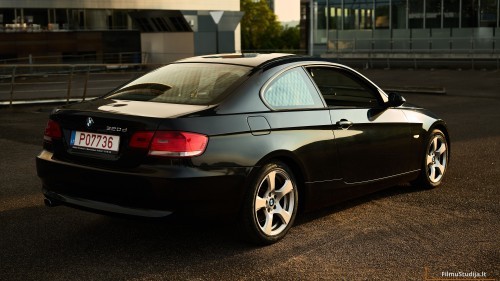 Juodas BMW automobilio fotosesija, vaizdas iš galo