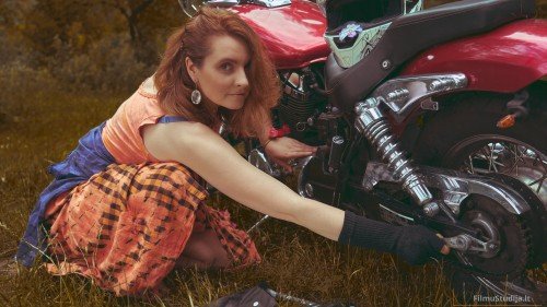 Mergina ir motociklas, fotosesija