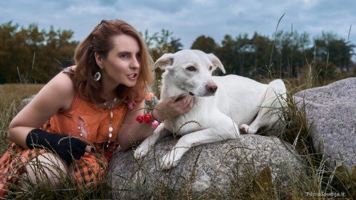 Mergina ir motociklas, fotosesija