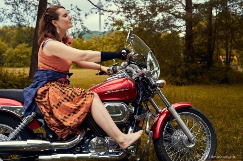 Mergina ir motociklas