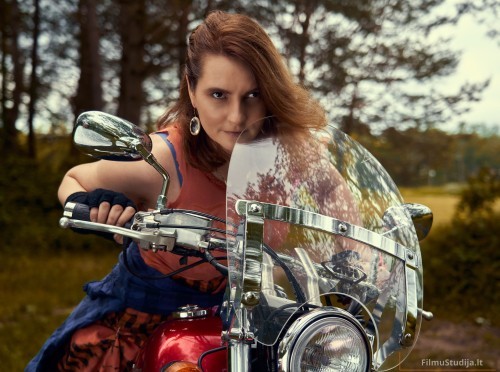 Mergina ir motociklas, fotosesija