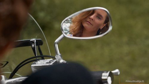 Mergina ir motociklas, fotosesija