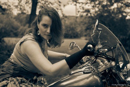 Mergina ir motociklas, fotosesija