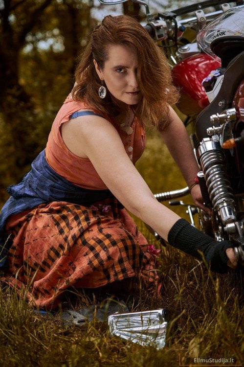 Mergina ir motociklas, fotosesija