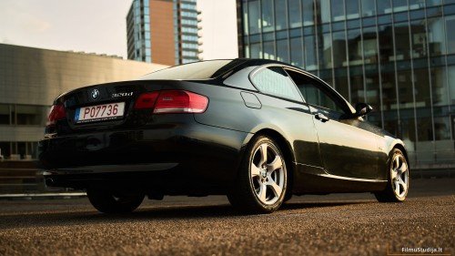 DeÅ¡inÄs pusÄs nuotrauka iÅ¡ galo, 3/4 kampu, BMW e92 kupÄ fotografavimo metu.