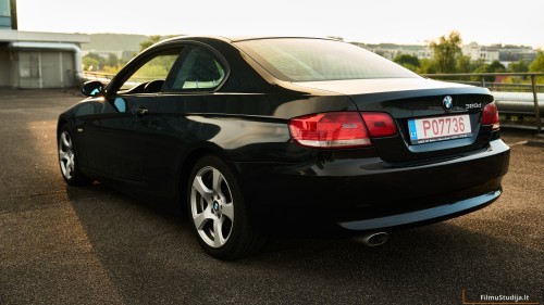 BMW e92 kupė kairės pusės nuotrauka iš galo, 3/4 kampu